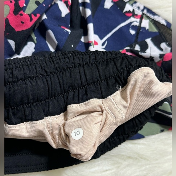 Lululemon Hotty Hot Running Shorts 2.5” Pop Cut Boom Juice Multi Print and Black - Picture 5 of 5